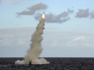 機敏級核潛艇發射飛彈