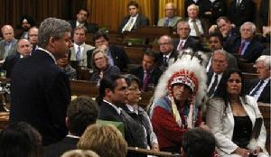 2008年6月11日，在加拿大首都渥太華，加總理哈珀（左）在議會眾議院向歷史上旨在同化土著居民的寄宿學校的受害者表示正式道歉。