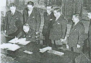 1951年日本首相吉田茂在《舊金山和約》上籤字