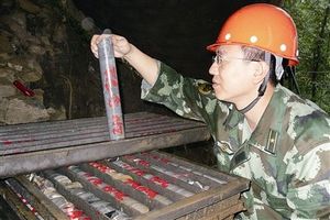 黃金戰士把鑽機提取的岩芯按深度標上不同的序號，以便實驗人員判斷岩石層里金礦石的含量