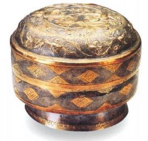 唐代鎏金鸚鵡紋銀盒 唐代鎏金鸚鵡紋銀盒