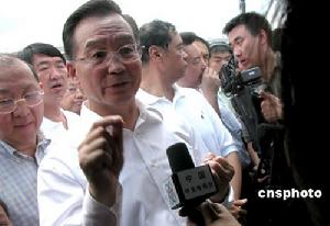 國務院溫家寶總理抵雲南地震災區慰問