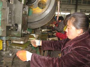 （圖）顧官屯鎮的漢興包裝製品的工人正在對包裝盒進行印字