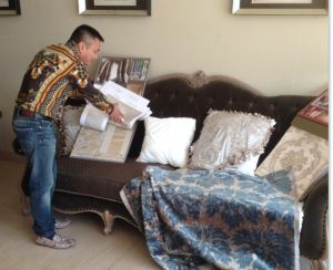 黃開元先生專注於研究設計草圖