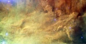 這是瀉湖星雲中壯觀美麗的灰塵氣體雲，它是由熾熱、年輕恆星釋放的強輻射鵰刻而成。旋轉的氫氣緩慢崩潰形成恆星，其明亮的紫外線在紅色宇宙背景下照亮了周邊的氣體。