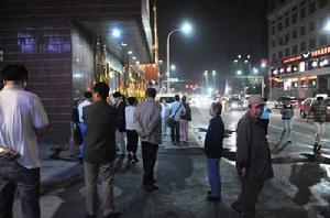 太原市民眾在馬路上躲避地震