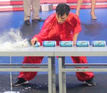 吉尼斯 黃林海一分鐘手砸破73個啤酒罐