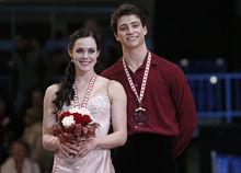 泰薩&middot;維爾圖與斯科特&middot;莫伊爾（右）