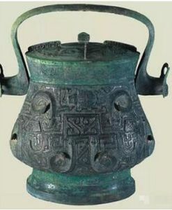 動物紋提梁銅卣 動物紋提梁銅卣