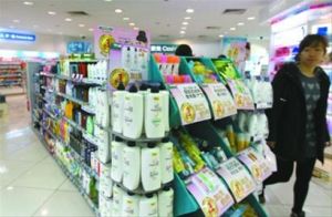 超市里市民正在選購日化用品