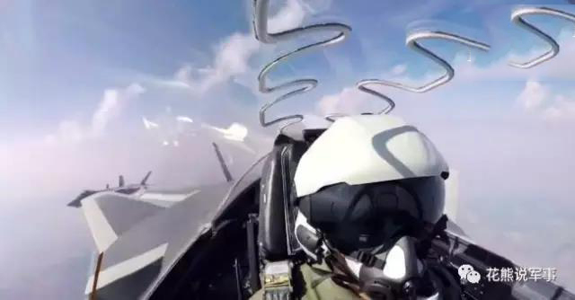 座艙蓋有機玻璃上的爆破索清晰可見