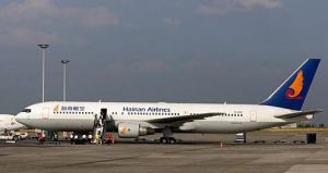 中國海南航空公司的一架波音767客機停靠在比利時首都布魯塞爾國際機場。