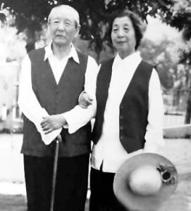 1998年10月，習仲勛和夫人齊心在深圳迎賓館