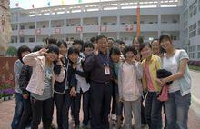 葉志平與學生們在新校園裡