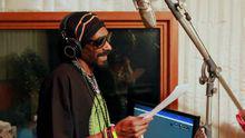 嘻哈歌手Snoop Dogg在為影片配音