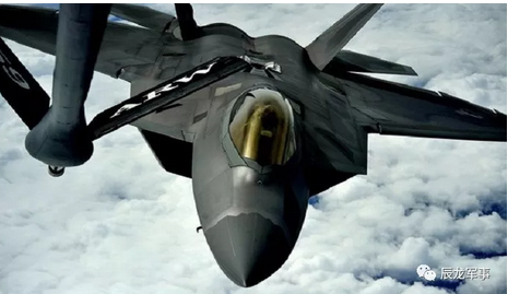 空中加油完畢的F22