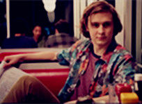 羅根·米勒飾演馬丁·艾迪生