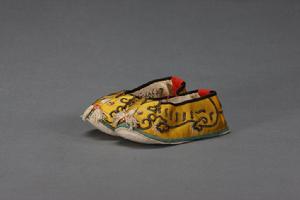 黃色緞釘線虎頭小夾鞋