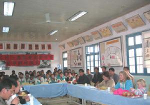 （圖）2006年4月，捐贈者芬蘭芬歐匯川集團訪問江蘇陸口國小