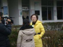 參加國小的愛心活動時接受媒體採訪