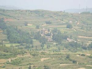 富源縣營上鎮迤茂村委會中良子村村莊全貌