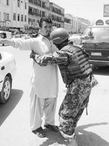 阿富汗國民軍士兵1日在坎大哈省首府坎大哈市街頭檢查過往行人。當天，阿富汗發生兩起爆炸事件，造成至少8人死亡。坎大哈等省份因此加強了安全檢查。