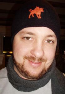 丹尼爾·麥高文（Daniel McGowan）在FBI的“逆火行動”（Operation Backfire）中被指控犯有縱火和同謀兩種罪行。他為避免無期徒刑而認了罪，沒有去作對他的共同被告人不利的證詞，而其中卻有人已對他這么做了。