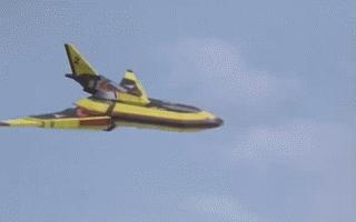 “勝利飛燕2號”與怪獸戰鬥