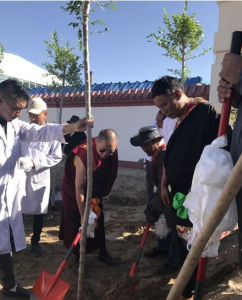 熱騰&middot;江才普俊仁波切參加第一屆崑崙移民文化村“熱騰綠色世界公益植樹節”活動。