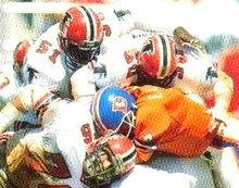 1987年的約翰&middot;埃爾維（中）在賽場上