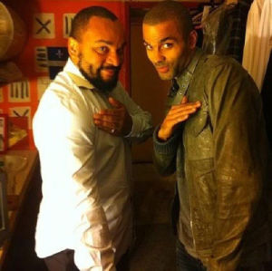 美國NBA球星托尼·帕克近日也被人翻出多年前與迪厄多內比劃出這一手勢的合影。