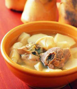 預防秋燥的方法很多，可適當的添加含有維生素的食物，也可以選用一些宣肺化痰、滋陰益氣的中藥，如：人參、沙參、西洋參、百合、杏仁、川貝等，對緩解秋燥有良效。