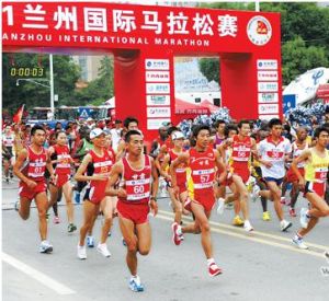 2010年7月3日8時，2011蘭州國際馬拉松賽在蘭州東方紅廣場鳴槍起跑