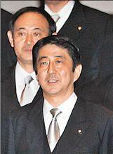 安倍首次上台時的安倍晉三與菅義偉(後)