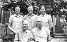 全家合影，後排三女兒:資中筠、民筠、華筠