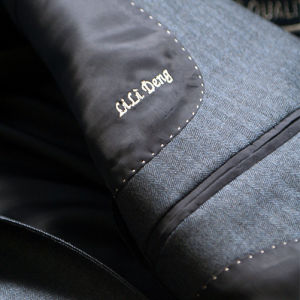 個性繡字服務，定製西服提供完美的定製工藝的同時，還提供更個性化的精美繡字服務。可以自由選擇字型及繡花顏色。