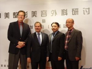 2013年王志與黃金龍和外國友人合影留念