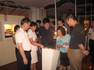 國家發改委高新技術司副司長任志武（前中）參觀公司產品展示廳