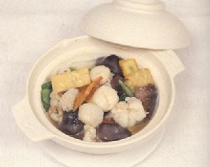 菜 名： 潮汕海鮮豆腐煲 主 料： 魷魚50克，大蝦肉50克，水發海參50克，澳洲帶子50克，豆腐100克。 配 料： 配料：水發香菇15克，胡蘿蔔花2片。調料：魚露、蚝油、料酒、鹽、味素、白糖、澱粉、高湯、花生油、蔥、姜。 做 法： 1、豆腐改成條，鮮魷魚切成麥穗花刀，水發海參切成段，大蝦肉從背部片一刀（但不要片斷）。2、炒鍋置火上，大蝦、帶子先用開水燙至八成熟，再在溫油中滑透，魷魚用開水燙熟。豆腐在七成熱的油中炸成金黃色。蔥切段。3、炒鍋中放入少許油，下入蔥，稍煸，加入蚝油、高湯、魚露、料酒、白糖、味素，下入海鮮、豆腐及配料，燒2分鐘，勾芡，盛入煲內，將煲燒熱，即可上桌。 特 點： 五彩繽紛，汁濃味釅，富於營養。