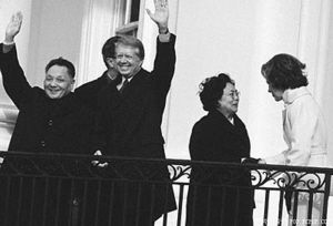1979年，鄧小平訪問美國，他與卡特總統向民眾揮手。
