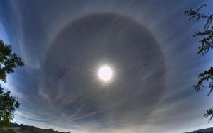 從這張照片裡可以看到陽光被下方雲團里的冰晶折射回來