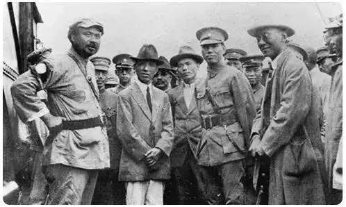 他是“五姓家奴”,四處認“乾爹”,最後被人活埋 他是“五姓家奴”,四處認“乾爹”,最後被人活埋