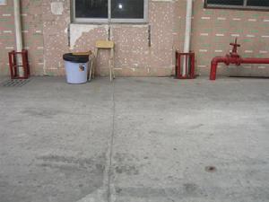 死者宿舍樓下的血跡和破損的工作凳