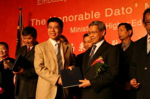 .高等教育部部長為金吉列公司頒發證書 