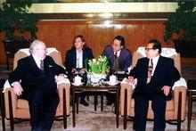 斯帕多利尼（左）