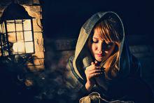 賣火柴的小女孩（插圖&middot;中文導讀英文版）[丹麥安徒生著童話]