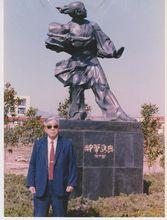 洪汛濤在“神筆馬良”銅像前