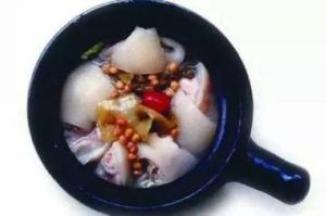 黃豆酸菜煨豬手 黃豆酸菜煨豬手