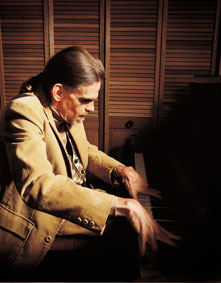 （圖）萊姆克是位盲人，他從未學過鋼琴。雖然他患有腦性麻痺，也有發育上的障礙，但他能作曲，還能演奏幾千首曲子，絲毫不出錯，就算他只聽過一回的曲子亦然。