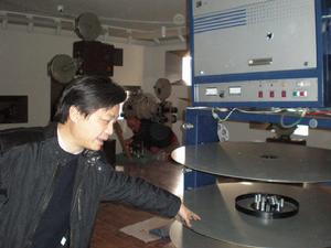 崔永元在介紹放映機